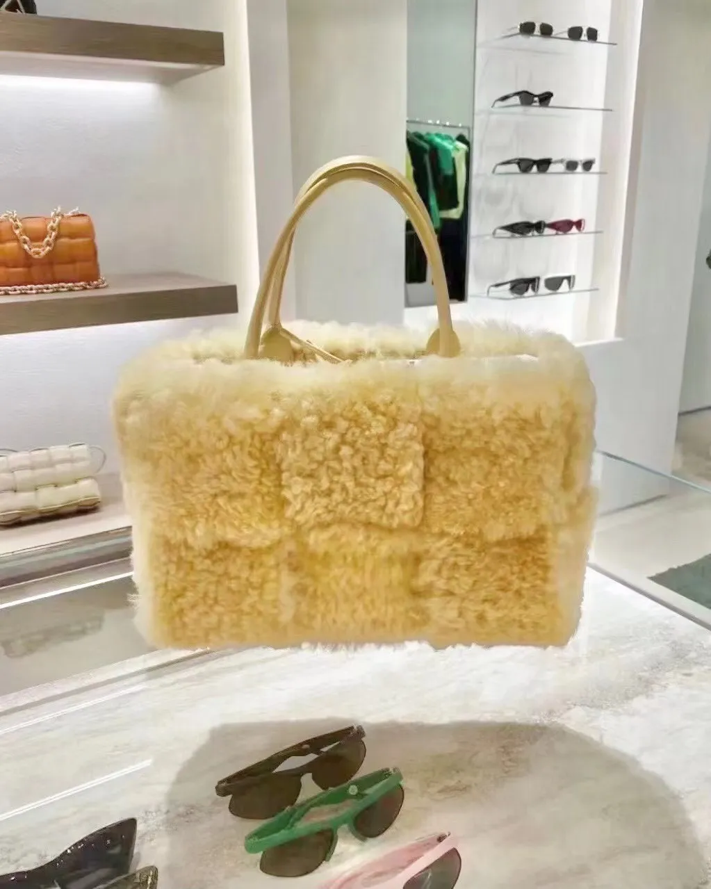Teddy brown 🐱 BV arco tote’s furry style, it’s here, it’s here, it’s here with fur~ You’ll know how cute it is when you see the real thing! The soft and fluffy feel is really great. Rua, this year’s furry style, I stand on bv! ! Whether it is a jodie cloud bag or a tote, not all curly teddy fur can be used to make goods. The curl size of the fur directly affects the similarity of the entire bag. Material: full fur and lambskin ➕ lambskin lining is much more expensive than full leather! Again, if there is no ZP and no development, of course you have to be willing to spend money~36*24*12